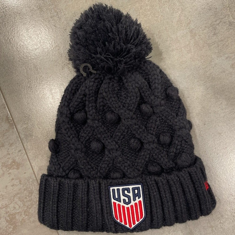 New Era women’s beanie brand new.